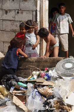 أطفال يجمعون النفايات (ارشيف هيثم الموسوي)