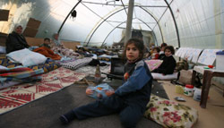 عائلة في شحور التجأت بعد الهزة إلى خيمة زراعة بلاستيكية (أرشيف ــ حسن بحسون)
