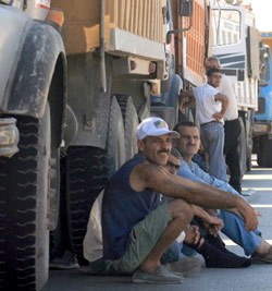سائقو الشاحنات خلال الاستراحة نهارا (هيثم موسوي)