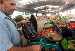 سوق الخضر في حي السلم (أرشيف ــ هيثم الموسوي)