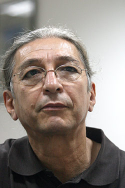روبرت كستيليو في مكاتب «الأخبار» (مروان طحطح)