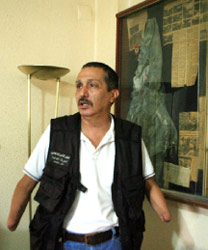 خشاب وخلفه البزة التي كان يرتديها عندما أصيب (مروان بو حيدر)