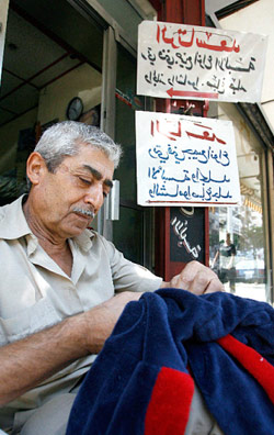 الرتّا سعد في متجره في نزلة الحص (مروان طحطح)
