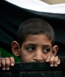 طفل يحمل العلم الفلسطيني خلال تظاهرة في الرباط أمس (رافاييل مارشانت - رويترز)