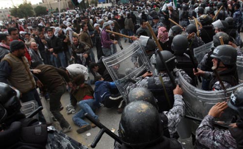 المواجهات بين الشرطة ومتظاهرين في عمّان أمس (عواد عواد - أ ف ب)