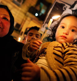 طفلة تحمل شمعة تضامناً مع غزة في القاهرة أمس (بن كرتس - أ ب)