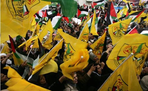 فتحاويون يتظاهرون دعماً لغزّة في رام الله أمس (عباس موماني ــ أ ف ب)