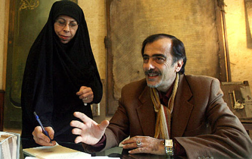 علي عيسى وزوجته منى في محترفه (مروان طحطح)