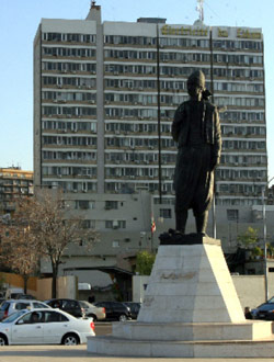 تمثال المغترب اللبناني في منطقة مرفا بيروت (مروان بو حيدر)