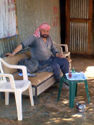 أبو خالد يحتسي الشاي عند مدخل منزله (الأخبار)