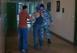 سجينان يمازحان أحد رجال الأمن في سجن رومية (حسن علّيق)