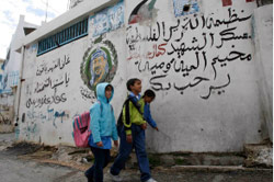 أطفال فلسطينيون في مخيم المية ومية أمس (الأخبار)