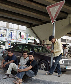 عمال سوريون تحت احد جسور بيروت (أرشيف ــ هيثم الموسوي)
