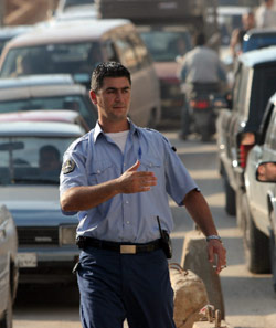 شرطي بلدي في حارة حريك (أرشيف ــ بلال جاويش)