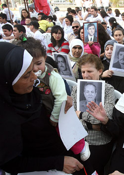 أمهات المفقودين عند المتحف (مروان طحطح)