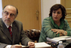 شطح وعباس خلال أحد الاجتماعات مع هيئة ممثلي الأسرى (أرشيف ــ هيثم الموسوي)
