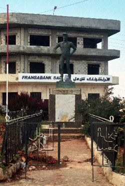 تمثال سعد حداد في مرجعيون قبل إزالته من مكانه (أرشيف ــ ضياء شمس)