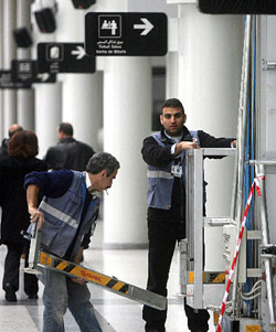 عمال في المطار يوم الاعتصام في شباط الفائت (ارشيف ــ مروان طحطح)