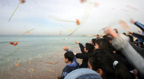 تلامذة يضعون وردا على مياه البحر حيث سقطت الطائرة (بلال جاويش)
