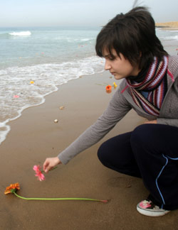 تلميذة تضع وردة على «قبر البحر» حيث سقطت الطائرة (بلال جاويش)