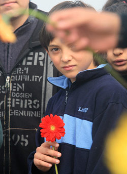 يحمل وردة لرميها في مكان سقوط الطائرة الإثيوبيّة (أرشيف ــ بلال جاويش)