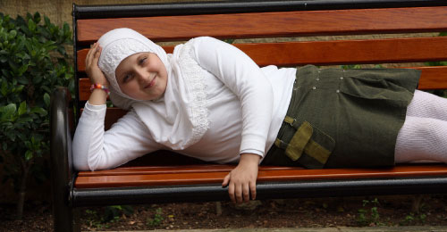 بكل مرح استلقت هذه الفتاة على مقعد الحديقة لتتصور (مروان طحطح)
