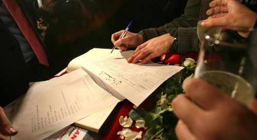 من نشاط يدعو إلى الزواج المدني (بلال جاويش)