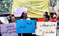 من تحرك «حلم» أمام «مسرح المدينة» في بيروت أمس (مروان بو حيدر)