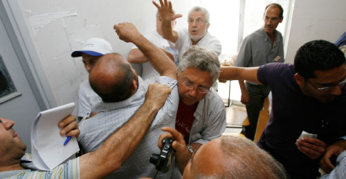 اشتباك داخل أحد أقلام الاقتراع في صيدا بين مناصري سعد والحريري (علي حشيشو ــ رويترز)