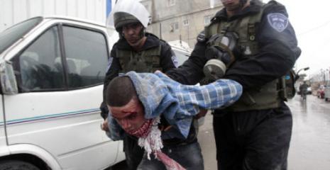 جنديان إسرائيليان يعتقلان فلسطينياً في مخيم شعفاط في الضفة الغربية (باز راتنر ــ رويترز)