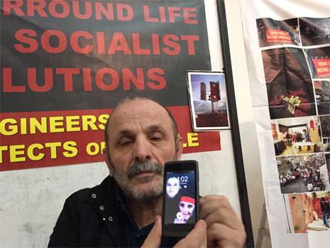 أحمد قولاقسس معارض تركي يحمل صور ابنتيه اللتين قضتا نتيجة إضراب مفتوح عن الطعام (الأخبار)
