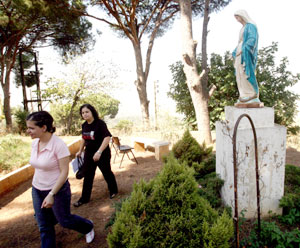 تمثال للسيّدة العذراء في كلية الآداب- الجامعة اللبنانية (مروان طحطح)