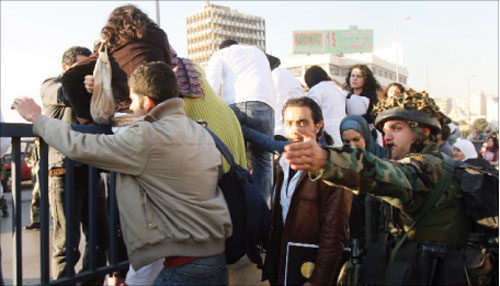 طلاب من الجامعة العربية يغادرون جامعتهم يوم الخميس الماضي (هيثم الموسوي)