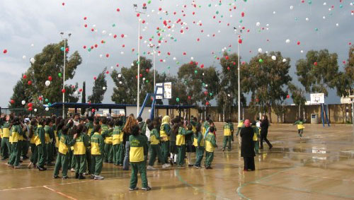 تلامذة صيدا يطلقون البالونات في ذكرى الرئيس الحريري