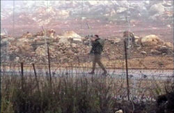 جندي إسرائيلي قرب السياج الحدودي المقابل لكفركلا أمس