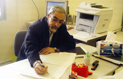 احمد ابي رعد في مكتبه
