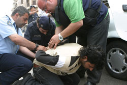 عناصر أمنية لبنانية توقف أحد المشتبه بهم (رمزي حيدر - أ ف ب)
