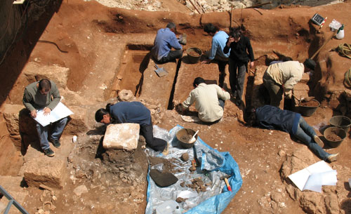 علماء آثار ينقبون غرفة مدفنية في التباريز