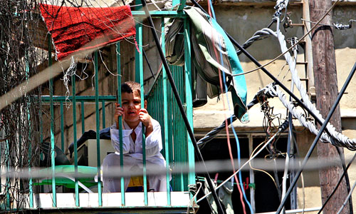 “لاجئ” خلف قضبان سجنه الصغير  (مروان طحطح)