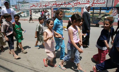 أطفال نازحون من «البارد» إلى البداوي» في طريقهم إلى مدرسة كوكب حيث يقيمون   (وائل اللادقي)