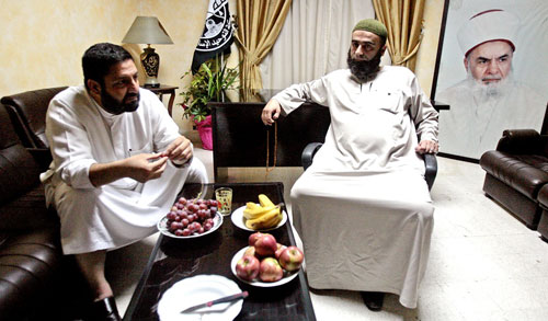 الشيخ بلال سعيد شعبان (الأول إلى اليسار) في مكتبه  بابي سمرا  (الصور لمروان طحطح)
