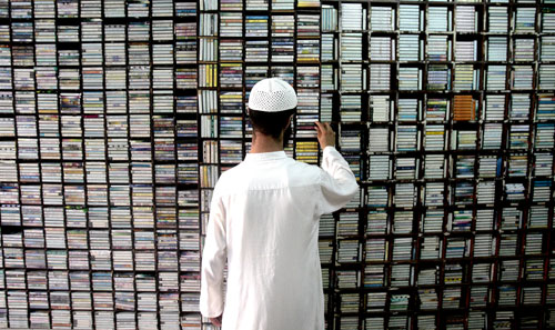 يختار شريطاً سلفياً في أحد المتاجر الإسلامية في طرابلس (الصور لمروان طحطح)