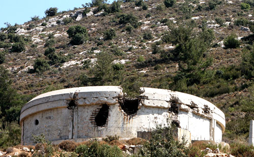 خزان كفرحبو الذي تعرض  لقصف مدفعي (الصور لمروان طحطح)