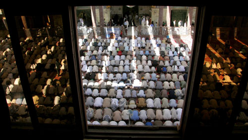 عراقيون يصلّون صلاة الجمعة الثانية من رمضان (أب ــ أحمد الحسيني)