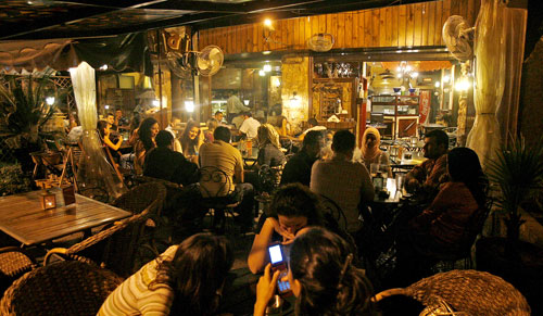 شبان في أحد مقاهي العاصمة  (مروان طحطح)
