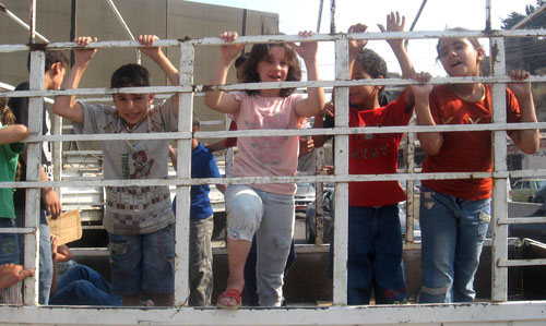 أطفال عائدون الى مخيم نهر البارد (عصام رجب)