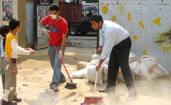 يشاركون في حملة نظافة أمام مركز الشباب الفلسطيني في مخيم شاتيلا