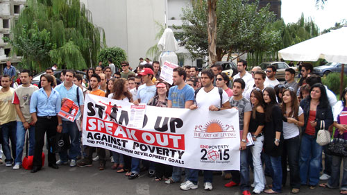 طلاب AUST خلال «الوقفة الرمزية» ضدّ الفقر