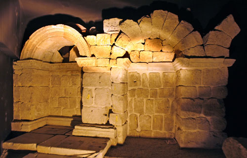 قناطر تعود إلى العصر الروماني داخل غرفة في موقف سيارات مجلس النواب  (بلال جاويش)