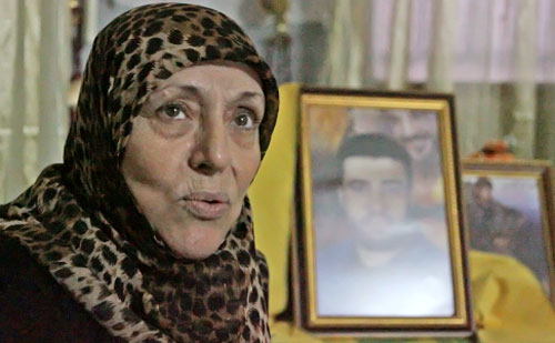 خديجة حرز والدة الشهيد حسن ياسين في منزلها في برج البراجنة (وائل اللادقي)
